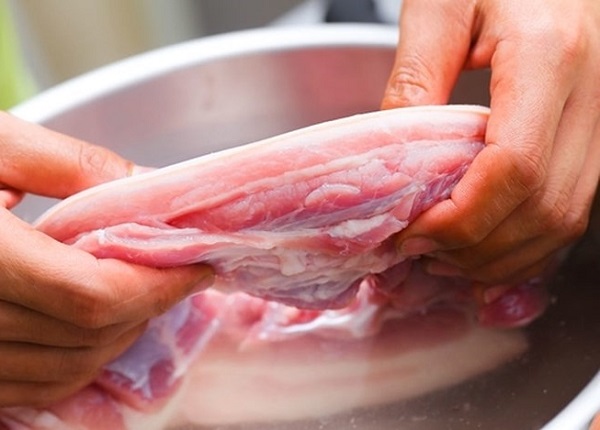 Bạn nên ngâm thịt vào nước muối để thịt được mềm hơn khi nướng